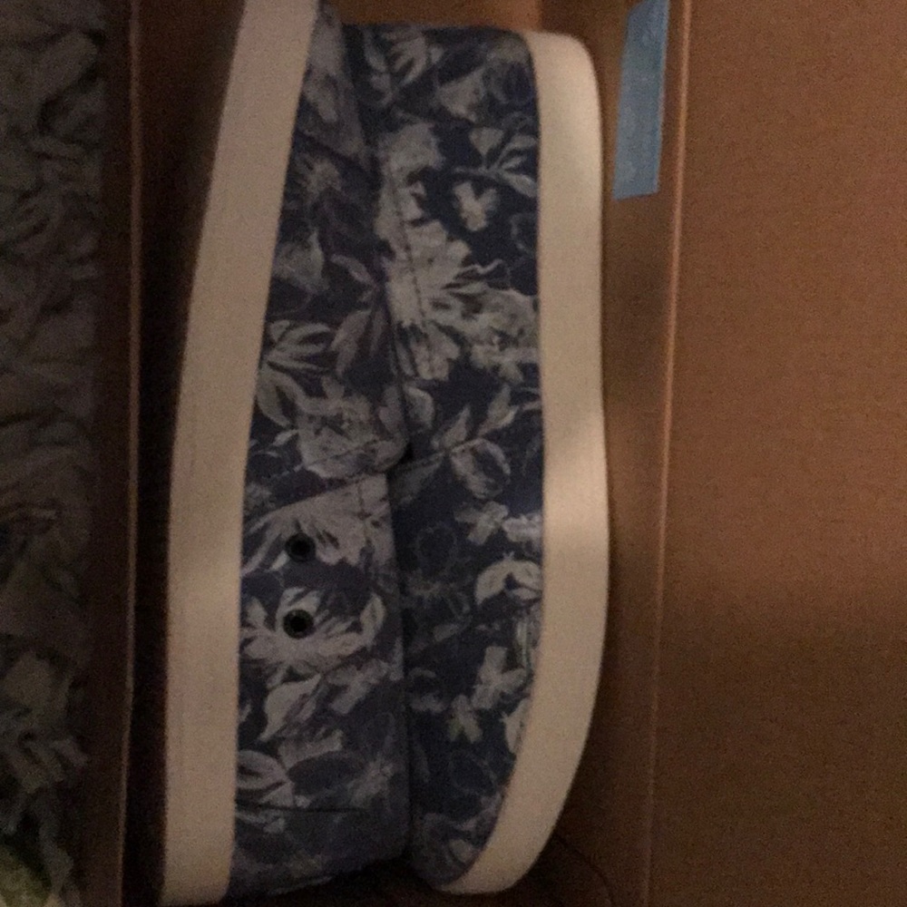 New women’s Toms size 8
